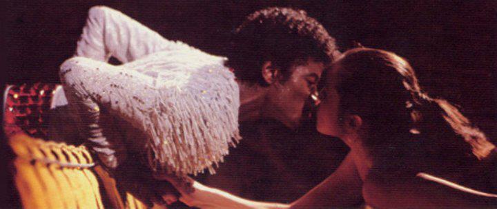 Michael-Jackson-kissing-one-of-his-fans-rare-michael-jackson-30861541-720-304